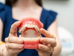 Prótesis fijas vs. removibles: ¿cómo saber cuáles son las mejores para mí?